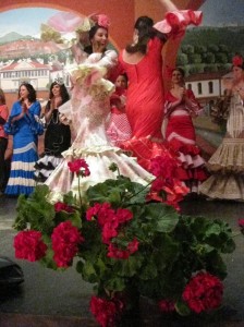 Durante el desfile hubo tiempo para alguna sevillana. 