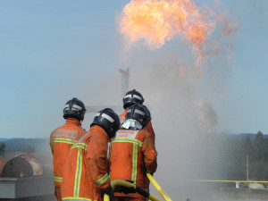 Demostración de los bomberos durante la inauguración. 