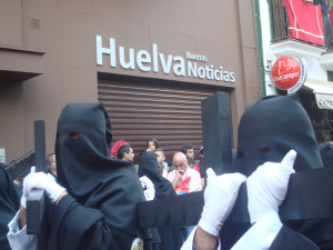 Nazarenos de la Sagrada Cena a su paso por la plaza Isabel la Católica. 