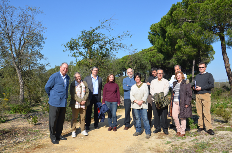Representantes de la delegación territorial de Agricultura, Pesca y Medio Ambiente y de Cepsa en Huelva en el Jardín Botánico 'Dunas del Odiel'.