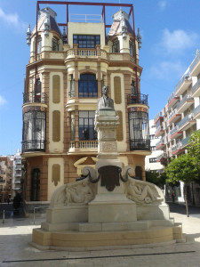 La sede del Colegio de Arquitectos de Huelva está situada en la Plaza Alcalde Coto Mora.