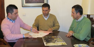 José Luis Pérez, presidente del CD Moguer, en el momento de la firma del convenio.