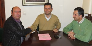 Manuel Morales, presidente del PAN; Gustavo Cuéllar, alcalde de Moguer; y José Antonio Rodríguez, concejal de Deporrtes.