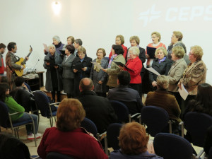 El Coro de la Asociación Zenobia y el cantautor Nicolás Capelo cerraron el acto con un recital. 