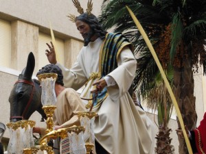 El Cristo va estrenando una túnica de lanilla color crudo y un mantolín de tela brocada en oro.