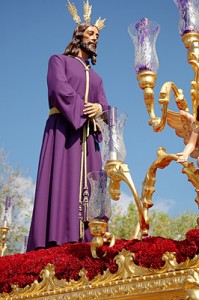 Cristo Cautivo procesionando por las calles de Huelva. / Foto: www.cautivohuelva.com