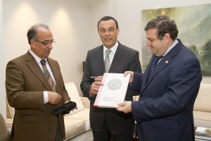 Suárez Japón y Martínez entregan a Caraballo el estudio.