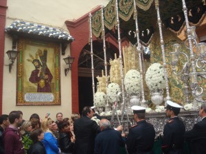 La Virgen de la Esperanza, ante las Hermanas de la Cruz. 