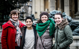 Elena con su equipo de trabajo de la BBC. (De izquierda a derecha) Chloë Rawlings, jefa de producción; Camila Carlow, ayudante de investigación; Elena Cano Benítez, ayudante de investigación; y Jessamy Tonkin, investigadora. / Fotógrafo: Jaime Martínez del Cerro. Al fondo, un edificio de la Universidad de Bristol. 