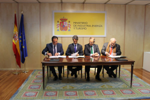 Un momento de la firma del convenio del proyecto 'Acción Empleo'.