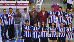 El equipo del Recre IES La Orden posa con el presidente Pablo Comas, el director deportivo Fernando Iturbe, y el lateral Cifu.