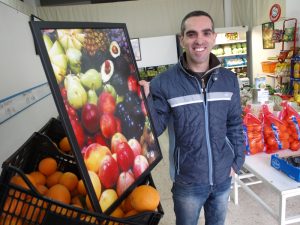 José Antonio Rodríguez, con sus frutas y sus fotografías.