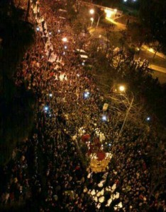 Las Tres Caidas arropada a su regreso por la cuesta de La Cinta. / Foto: Cinta Castillo