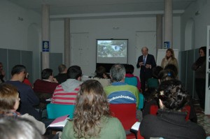 El alcalde de Huelva ha visitado a los alumnos del Taller.