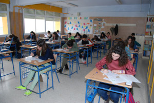 Estudiantes durante la prueba de matemáticas en Bonares. / Foto: Facebook del IES de Bonares.