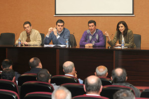 Uno de los encuentros mantenidos con los agricultores en Moguer.