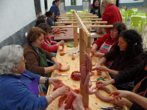 Las mujeres hacen embutido con las carnes de la matanza. / Foto: Javier Moya