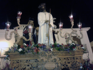 Entrada del Cristo de los Remedios en Carrera Oficial el Lunes Santo. 