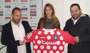 Componentes de Manguara junto a Ana Laura del Pino, en la presentación de la camiseta patrocinada.