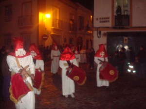 El silencio sólo se rompía con el sonido de los tambores. 