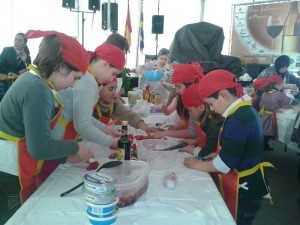 Niños de Moguer cocinando con fresas.