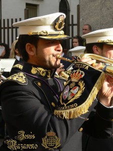 La banda está conformada por más de un centenar de músicos. 