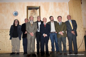 El jurado y el editor Manuel Ortega junto al ganador, Daniel Ruiz García, y finalista (Mención Honorífica), Ignacio Vázquez Montilí. / Foto: Editorial Onuba. 