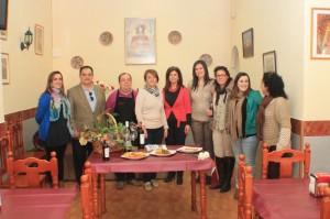 El alcalde de La Palma junto a varios concejales y los propietarios del bar La Pará, donde se ha iniciado el recorrido.