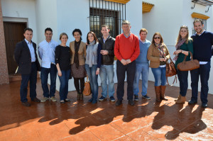 Los beneficiarios de las viviendas, junto al alcalde de Palos.