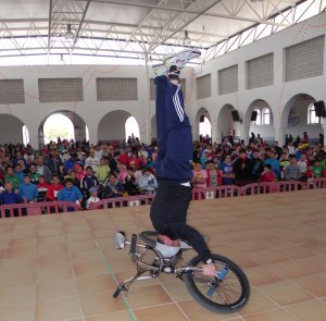 Tras la carrera hubo una demostración de acrobacias con la bici.