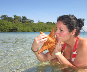 En la playa Bocas del Toro con una estrella de mar.