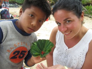 Carmen y un pequeño panameño con una rana roja.