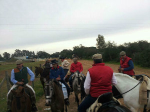 Imagen de la peregrinación de la Hermandad de Huelva camino de Gato. 