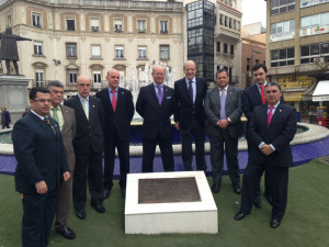 La placa fue descubierta por la Hermandad y el alcalde de Huelva en la plaza de las Monjas