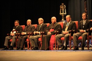 Autoridades públicas y religiosas presentes en el Gran Teatro.