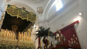 La Hermandad de la Borriquita procesiona el Domingo de Ramos en Moguer.