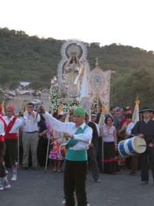 La danza de los cirochos ante la Virgen de Piedras Albas. 