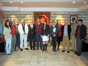 Los miembros de la junta de la Asociación junto al alcalde de Punta Umbría.