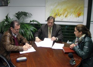 Firma del convenio entre el Ayuntamiento de Punta Umbría y el centro comercial.