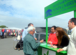 Stand informativo en el mercadillo de Punta Umbría.