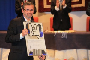 El presidente de la Asociación de la Prensa, Rafael Terán, recogiendo la Medalla de Huelva el pasado enero.