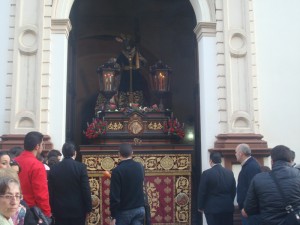 La Redención pone el contrapunto sobrio al Domingo de Ramos de Huelva. 