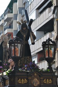 La Hermandad de la Redención pone el contrapunto al Domingo de Ramos en Huelva.