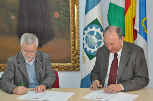 Un momento de la firma del acuerdo entre Cepsa y Safa Funcadia.