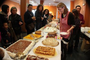 Más de un centenar de tartas y pasteles son expuestos en esta muestra de repostería. 