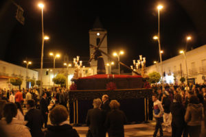 El Gran Poder llega a la Plaza de la Iglesia de San Juan del Puerto. / Foto: Juan Antonio Ruiz