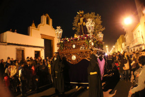 El barrio sanjuanero del Toleo fue un hervidero de gente para ver la salida del Cautivo. / Foto: Juan Antonio Ruiz.