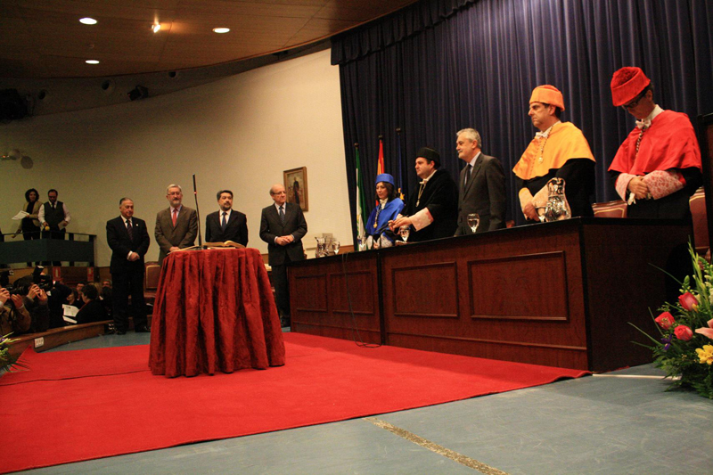 El rector y el presidente de la Junta junto a otras autoridades en el acto del Día de la Universidad.