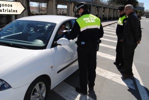 La Policía Local reparte folletos explicativos sobre la necesidad del uso de los cinturones de seguridad.