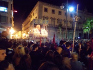 En Carrera Oficial, los onubenses se aglutinaban para ver a sus pasos.